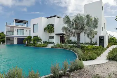 Image de Spacious 7-bedroom villa in beautiful Leeward Settlement with Ac