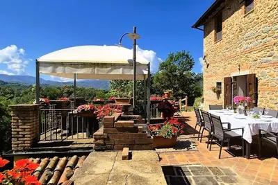 Image de New! Tuscany Farmhouse & barn, private pool, mountain views, sleeping 8, Wifi
