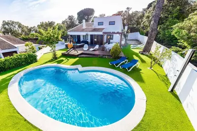 Image de Villa familiale rénovée avec jardin, piscine et vue mer sur la Costa Brava