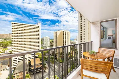 Image de 17th Fl Waikiki Banyan | Parking | Ac | City View
