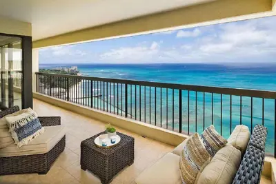 Image de 35th Fl Waikiki Beach Tower | Ocean Views | Parking | Pool King Bed