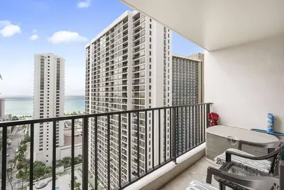 Image de 25th Fl Waikiki Banyan | Double beds | Ac | Parking