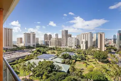 Image de 15th Fl Luana Waikiki Studio | City & Mountain Views | Pool | Balcony