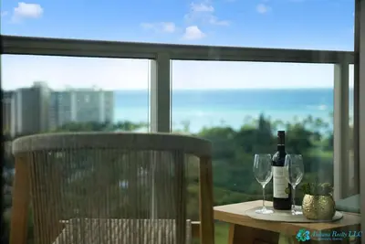 Image de 16th Fl Luana Waikiki Studio | Park & Partial Ocean View