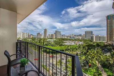 Image de 🌺 7th-Floor Palms Waikīkī Studio | Street View | Prime Location