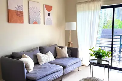 Image de 2-Bedroom Boho Apartment w/ City View, Free Parking, Pool, Rooftop & Desk Space