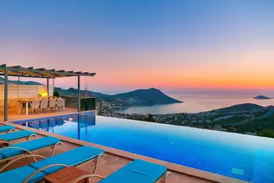 Image de Spacious Villa for 12 with Stunning Sea Views and Heated Pool Option.