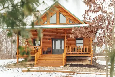 Image de Stay Warm and Cozy at the Cozy Bear Cabin! Hot-Tub, Game Room, Fireplace
