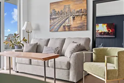 Image de Vrbo Huge King Bed, Private Balcony, Lake Views, next 2 Go & Pickering Casino