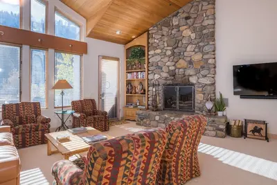 Image de New Listing! Townhome with Grill, Fireplace and Jacuzzi Tubs!