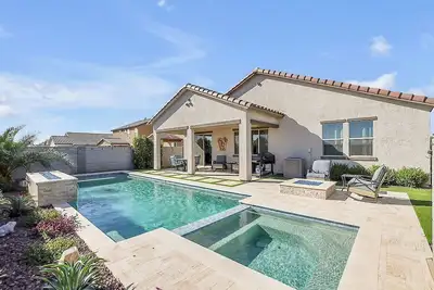 Image de Welcome to Desert Oasis, your dream retreat in sunny Surprise, Arizona! This new