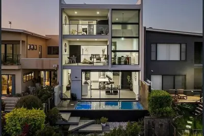 Image de Waterfront Luxury w/ pool, balconies & office