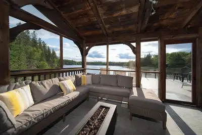 Image de Charming Cottage- lakefront, hot tub, snowmobiling