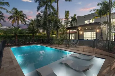 Image de 2 Mansions w/ Pool and Hot Tub in West Palm Beach!