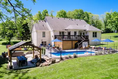 Image de Hot tub~Game Room~Theater~Pool~15mi to Dt Indy and all major events. Sleeps 19