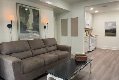 Image de The Mockingbird-Covered Parking, Quiet Street