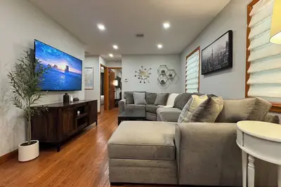 Image de City-side Zen 3br 1ba with Parking - 30 mins to Nyc