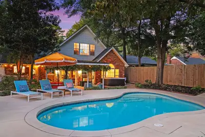 Image de Rooster Row Cottage w/ Pool, Jacuzzi, Fire Pit + Poker Room. Sleeps 12!