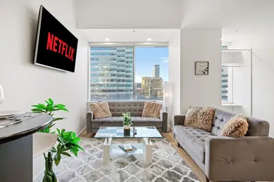 Image de Elegant 2br Oasis | Downtown Edmonton + Free Parking