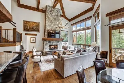 Image de Grand 5br Townhome | Near Ski Lift + Spa & Hot Tub