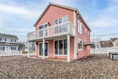 Image de Pine Point Getaway: Beach House with Fire Pit