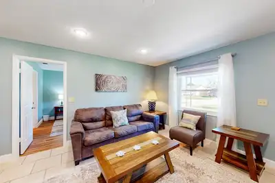 Image de Bright Beachy 3br Melbourne House—Dog‑Friendly with Screened Patio + Prime Location☀️🐕