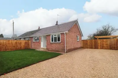 Image de 2 Stroud Bungalows, pet friendly, with hot tub in Bourton, Dorset