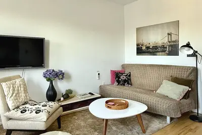 Brooklyn 2br Townhouse Apt, 2 Blocks to Subway