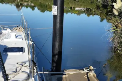 Image de Riverside paradise with jetty and garden