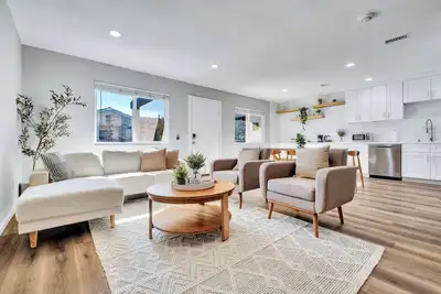 Image de 4 min from Ucr, open floor-plan, monthly stays available