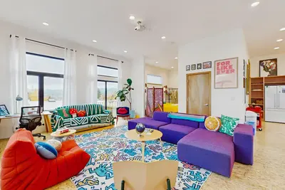 Image de Spacious charming apartment with private hot tub, gas grill and washer & dryer