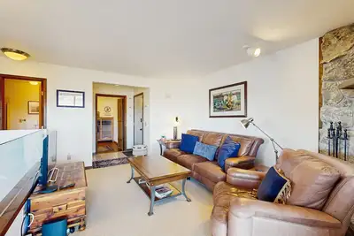 Image de Mountain Getaway condo with wood burning fireplace close to adventure