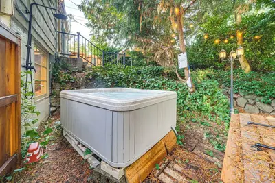 Image de Hot Tub, Trails & Tranquil Views! Cozy SeaTac Spot