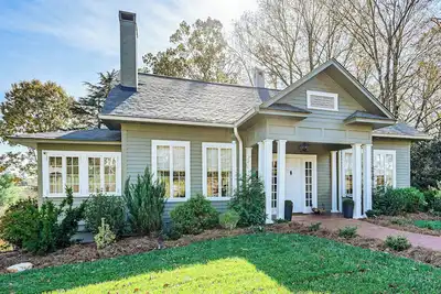 Image de Main Street Elkin Retreat: Home w/ Backyard Oasis