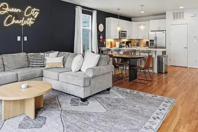 Image de New! Minutes to Uptown Clt w/ King Suites