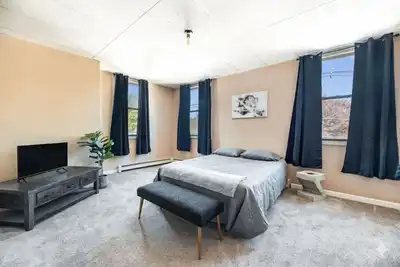 Image de Warm & Stylish 4br Retreat w/ Modern Workspace