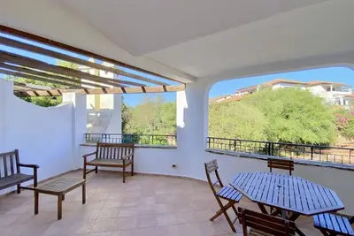 Image de Charming two-room apartment of approximately 40 square meters with a 25 square meter covered veranda, located on the ground or first floor. It comprises a living room with a fully equipped kitchenette and a sofa bed, a bedroom with a double bed, and a bat