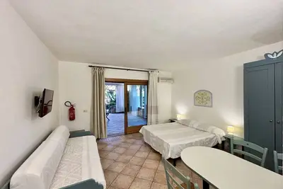Image de Characterful and spacious two-level apartment located on the first floor. On the first floor, there is a studio apartment of approximately 30 square meters with a 25 square meter covered veranda. It consists of a single room with a double bed and an equip