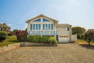 Image de Large Contemporary Home, Walk to Beach Central Air Conditioning, Spacious Deck