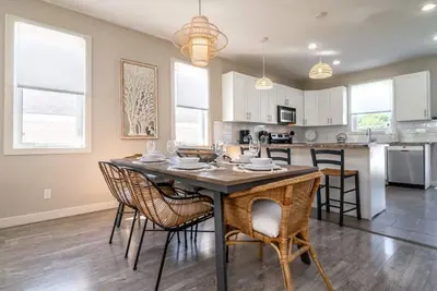 Image de BoHo House-Sleeps 17-Garage-3 Kitchens-Fireplace