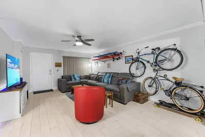 Image de Beachy 2br Adventure Pad • 5-Min Walk to Waves