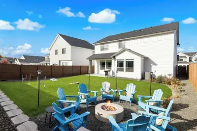 Image de This 5-bedroom home has it all—gas fire pit for 8, hot tub, cornhole, ladder golf, ping pong, and a gas grill. Inside, enjoy a rock climbing wall, office desk, and a garage gym.