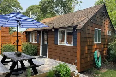 Image de Quaint One-Bedroom Cottage with Private Entry