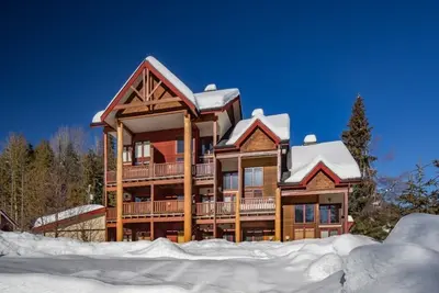 Image de Views of Red Mountain, 7 minute walk to lifts!