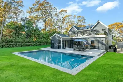 Image de Modern Lakeside Southampton Retreat with Pool, Hot Tub & Firepit