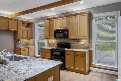 Image de 5 bedrooms. 3 baths. Relaxing getaway. Steps to the water for lake adventures.