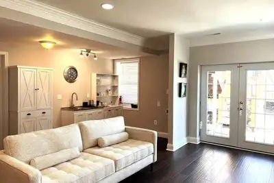 Image de Luxury 3 Br 1. 5 Baths Lower Level Unit: Nonsmoking