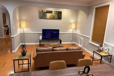 Image de Luxury 4 Br 2. 5 Baths Upper Level Unit: Nonsmoking