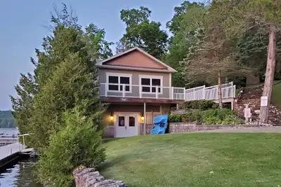 Image de Wolfe Lake Luxury Condo near Westport On