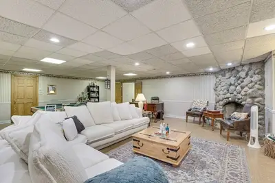 Image de 6 Shared Acres, Pool Table: Barrington Hills Apt!